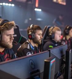 Самые одержимые игрой киберспортсмены: кто живёт только ради побед